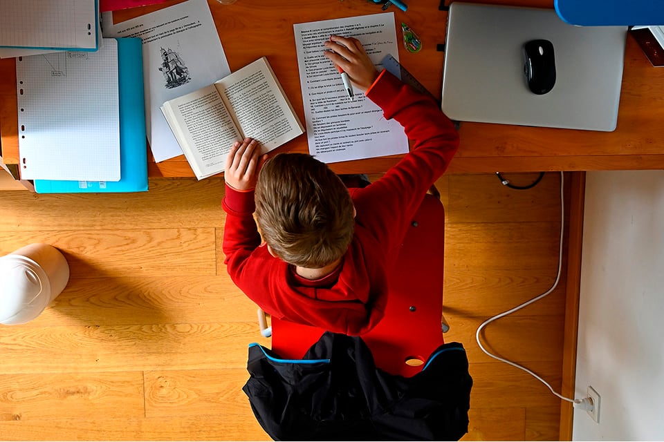 El acceso por fibra óptica directa al hogar es bajo.