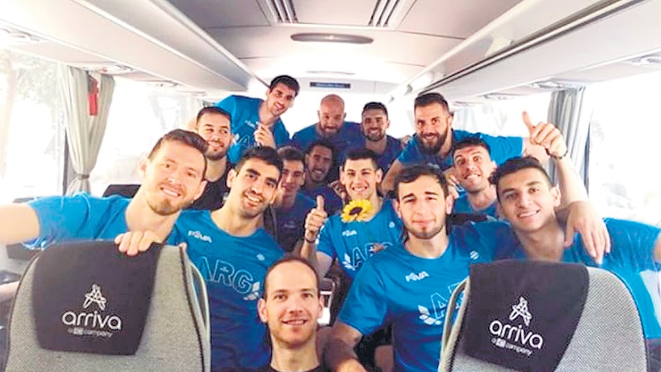 Los jugadores argentinos viajando al entrenamiento.