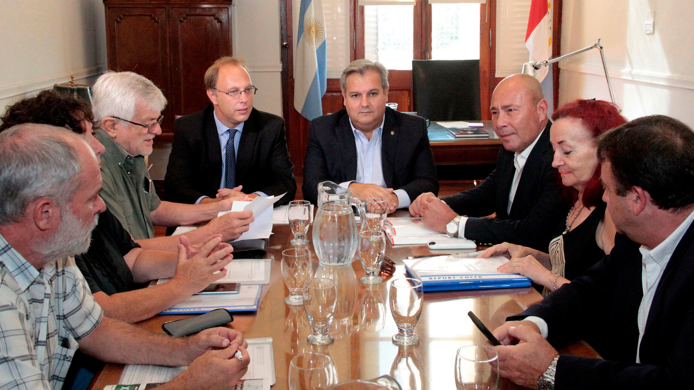 Los ministros Farías y Saglione con representantes de los gremios estatales.