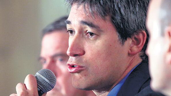 El secretario de Asuntos Políticos, Adrián Pérez, salió a agitar el tema.