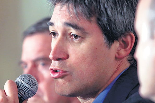 El secretario de Asuntos Políticos, Adrián Pérez, salió a agitar el tema.