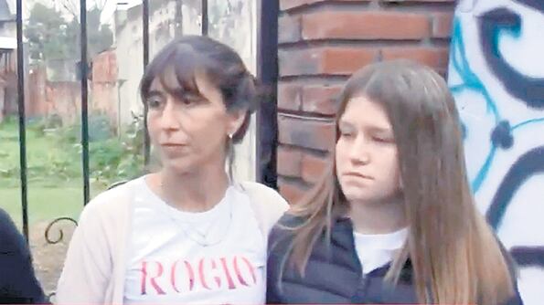 Loana, la mamá de Rocío, y su hermana, frente a la casa familiar.