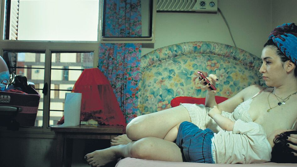 Sofía Gala Castiglione y su hijo Dante Della Paolera, en Alanis, con fotografía de Luis Sens.