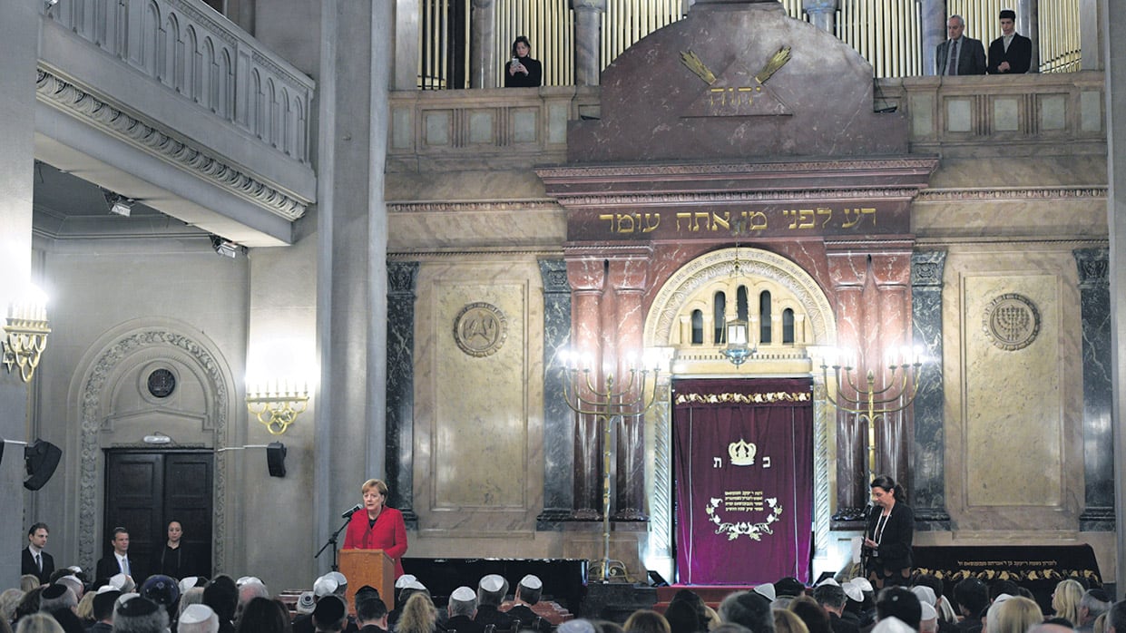 La canciller alemana Angela Merkel, ayer, en el templo de la calle Libertad.