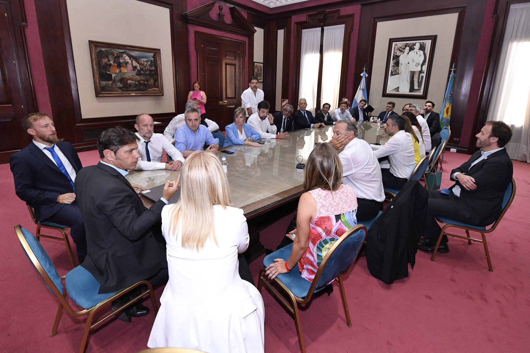 Reunión de emergencia en el gabinete de Kicillof.