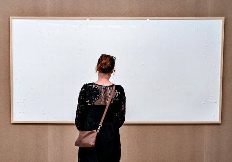 El museo incluyó los lienzos en blanco en la exposición, pero consideró que el artista había violado el acuerdo y le dio de plazo para devolver el dinero