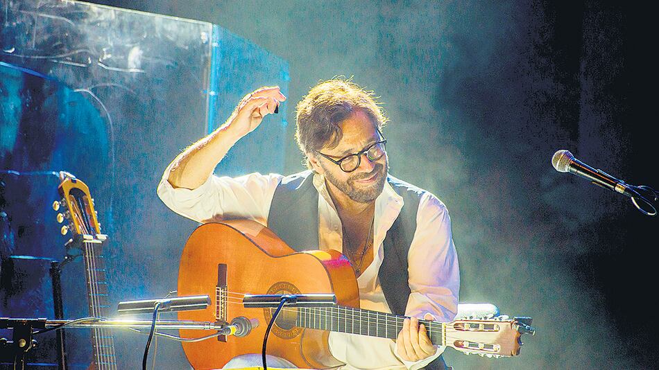 Locuaz, Al Di Meola introdujo cada tema con anécdotas.