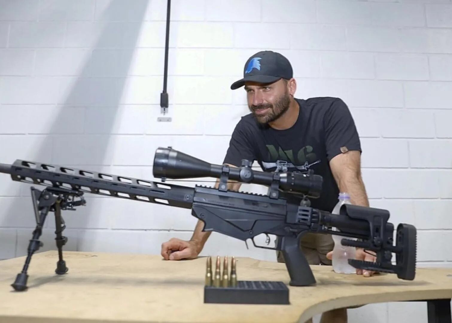 El diputado Eduardo Bolsonaro posa junto a un arma / Instagram