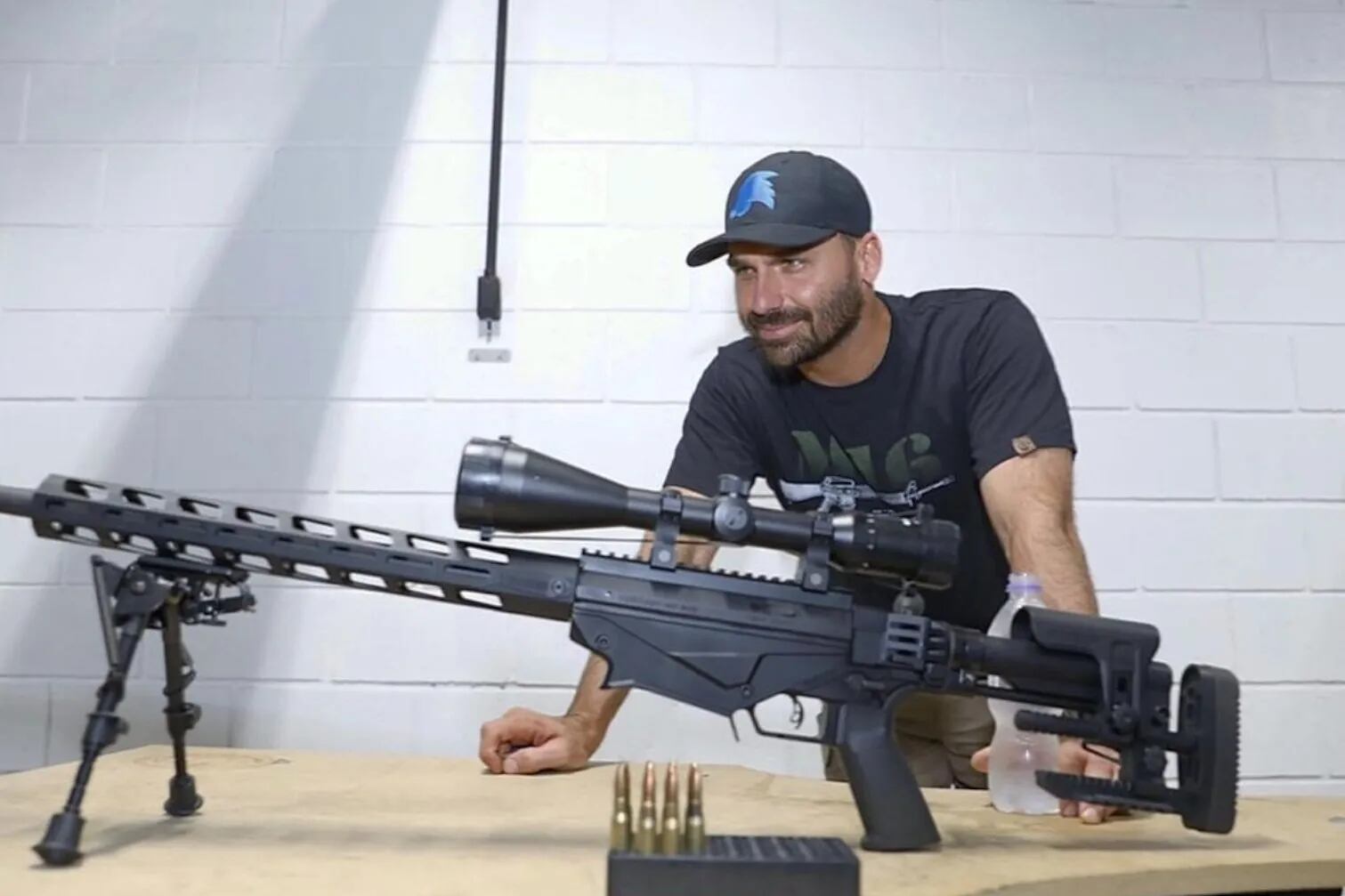 El diputado Eduardo Bolsonaro posa junto a un arma / Instagram