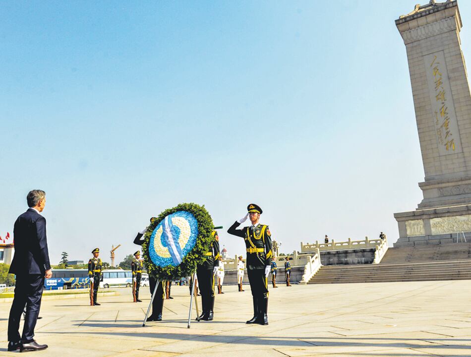 Mauricio Macri dejó una ofrenda floral en el mausoleo de Mao Tsé-tung, máximo dirigente del Partido Comunista Chino.