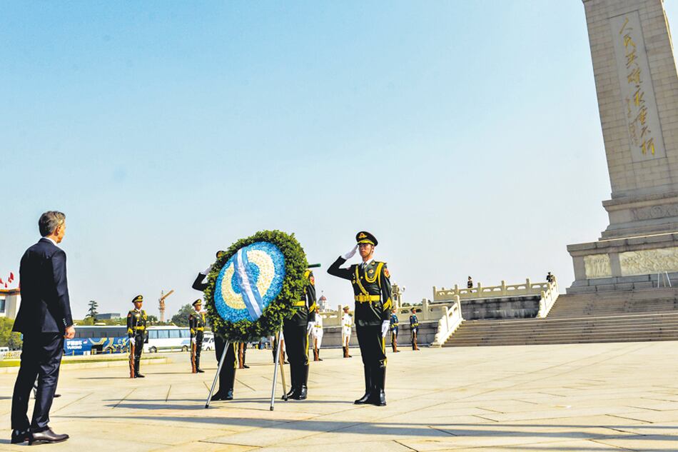 Mauricio Macri dejó una ofrenda floral en el mausoleo de Mao Tsé-tung, máximo dirigente del Partido Comunista Chino.