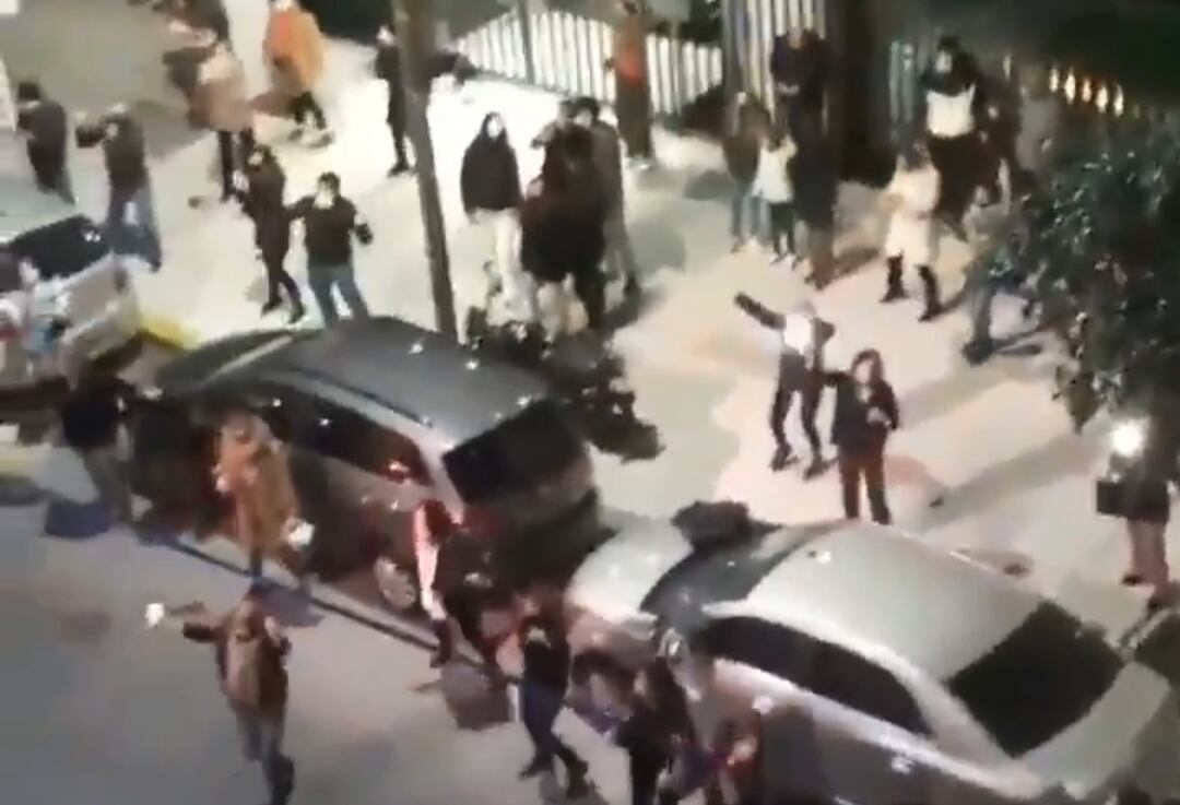 Baile en la calle en Recoleta: la fiesta del coronavirus.