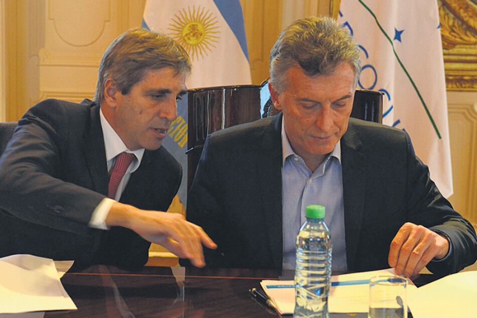 Mauricio Macri y su ministro de Finanzas, Luis Caputo, máximos responsables del acelerado endeudamiento.