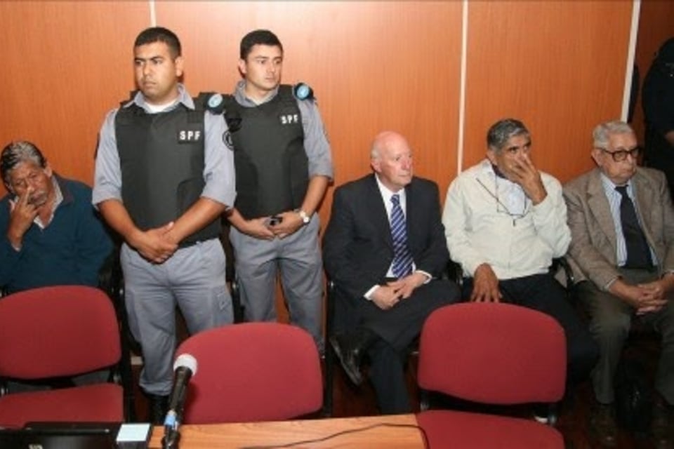 Joaquín Guil (trajo oscuro) en el primer juicio por Ragone