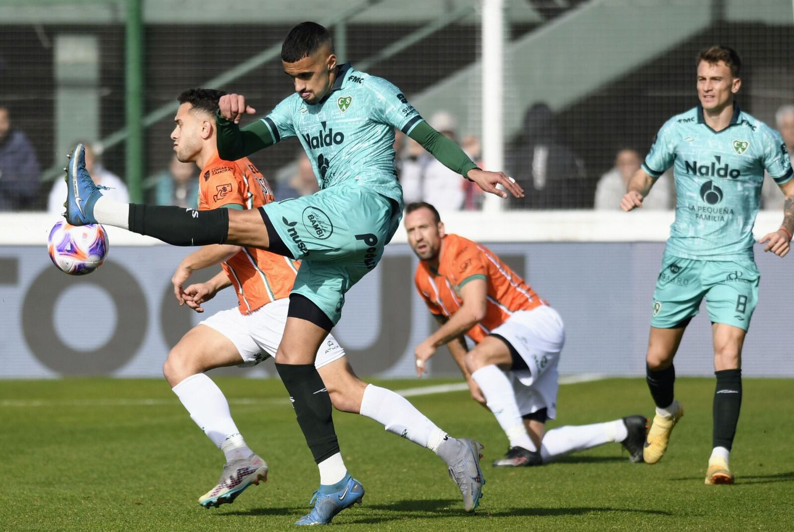 Forcejeos y pelota al aire, una constante en la tarde de Junín