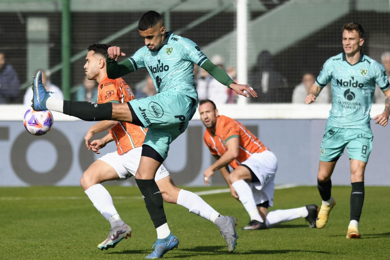 Forcejeos y pelota al aire, una constante en la tarde de Junín