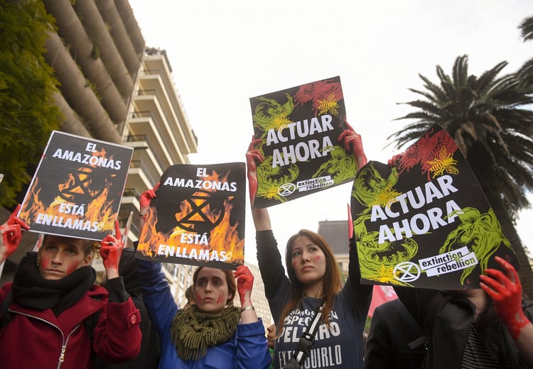 Cientos de personas se expresaron frente a la embajada de Brasil en la Argentina. 