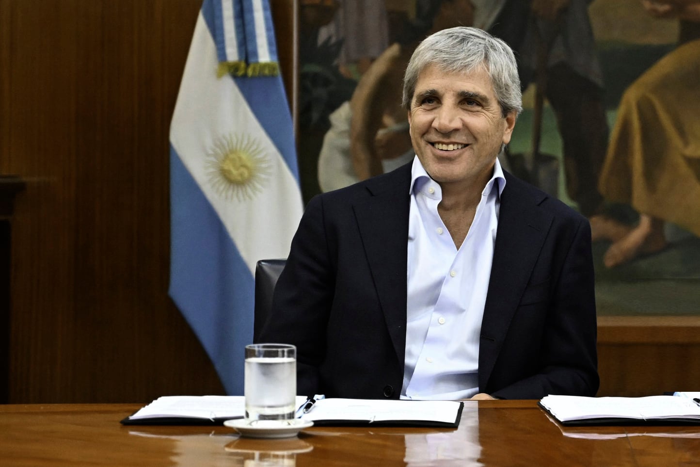 El ministro Luis Caputo decidió rebajar las retenciones y los impuestos a los ricos.