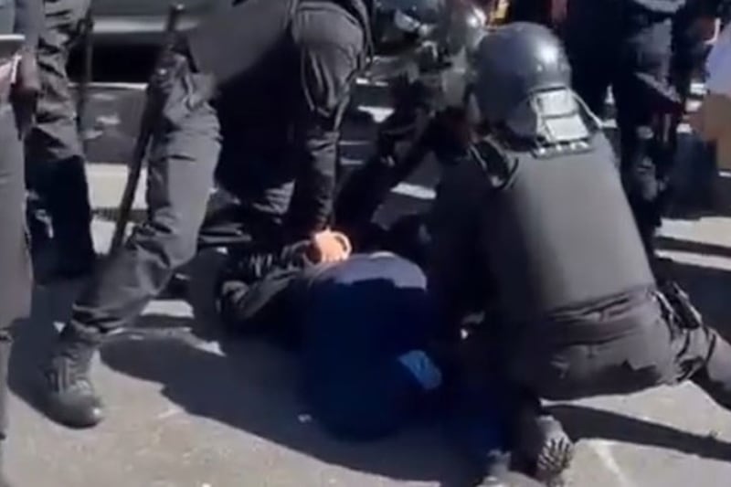 El banderazo organizado por UEJN terminó en un violento enfrentamiento que dejó heridos y detenidos.