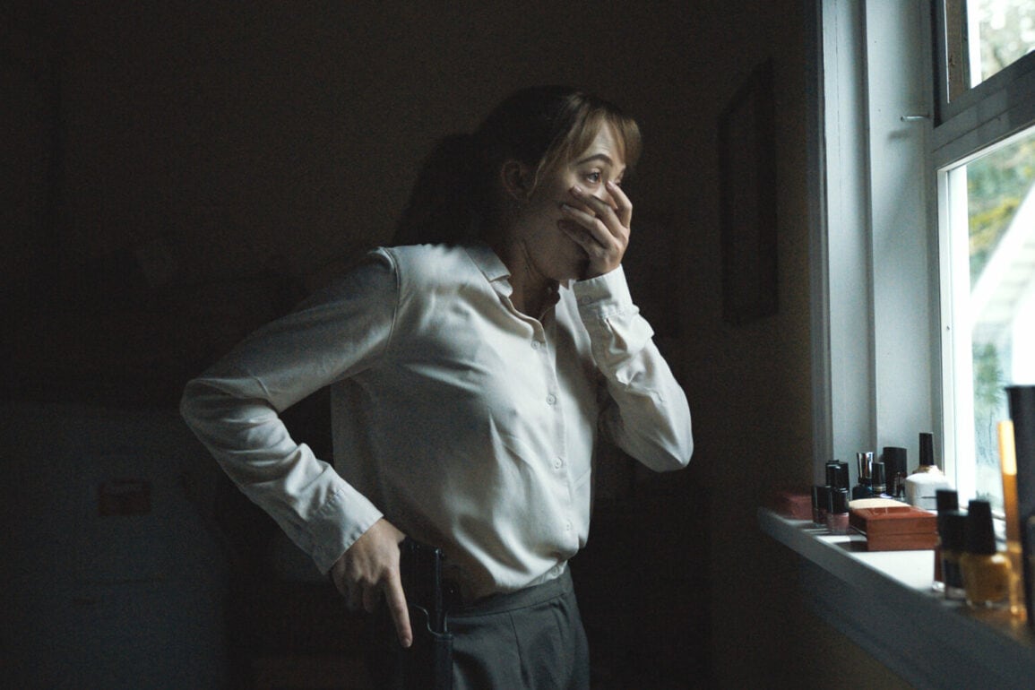 La claustrofobia es permanente en Longlegs, y esa oscuridad asfixiante no la trae un asesino ni un diablo, sino una pregunta sin resolver