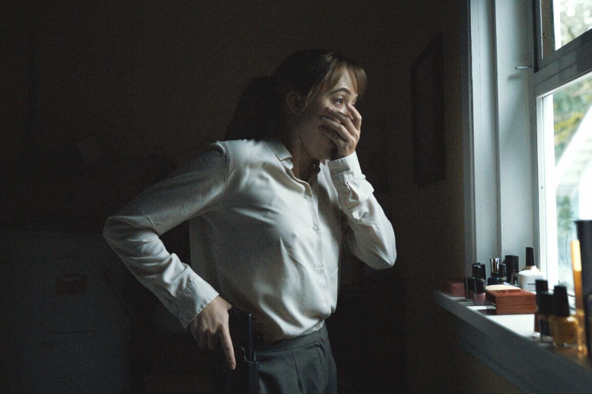 La claustrofobia es permanente en Longlegs, y esa oscuridad asfixiante no la trae un asesino ni un diablo, sino una pregunta sin resolver