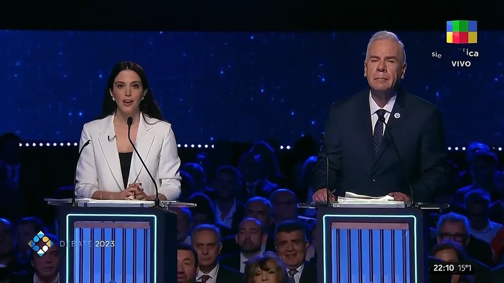 Esteban Mirol (derecha) y Luli Trujillo fueron dos de los cuatro moderadores del debate presidencial (Imagen: captura de pantalla)