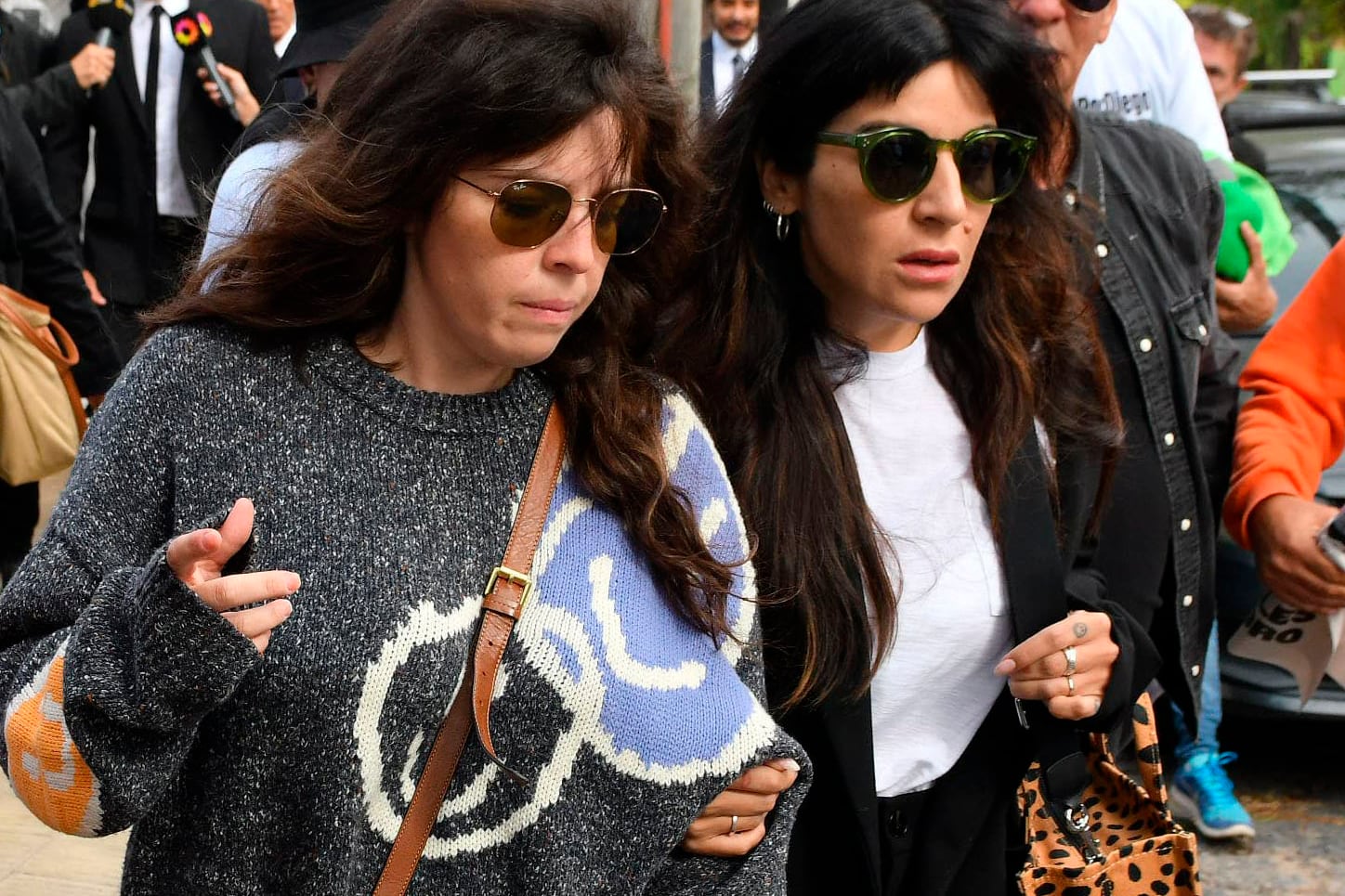 Dalma y Giannina salen de la sala del juicio.