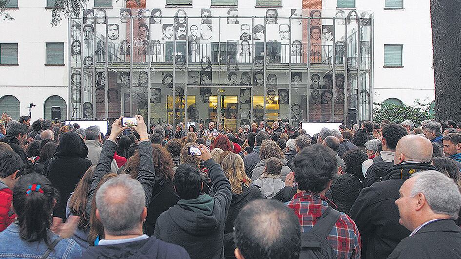 Cientos de personas pidieron por Maldonado frente a uno de los máximos emblemas del terrorismo de Estado.