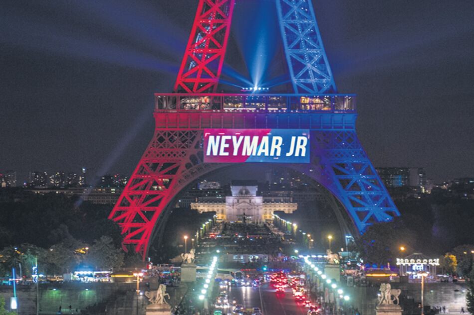 La Torre Eiffel se iluminó con los colores del equipo PSG para celebrar la llegada de Neymar.