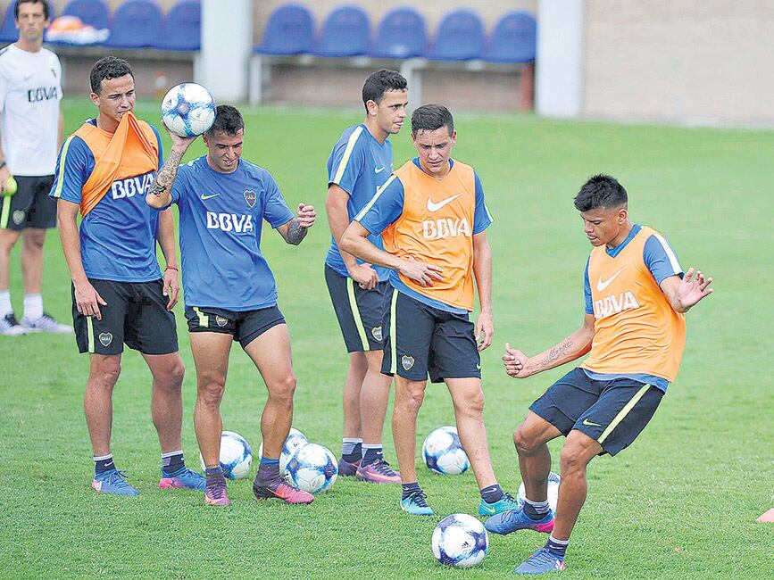 Bou juega con la pelota durante la práctica de ayer en Casa Amarilla.