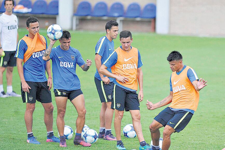 Bou juega con la pelota durante la práctica de ayer en Casa Amarilla.