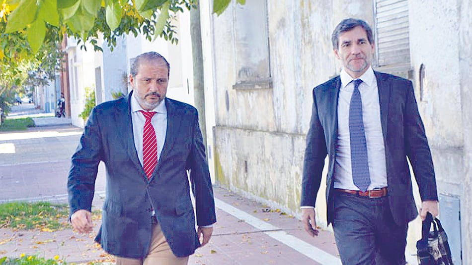 El suspendido fiscal Juan Bidone junto a su abogado a la salida del juzgado de Dolores.