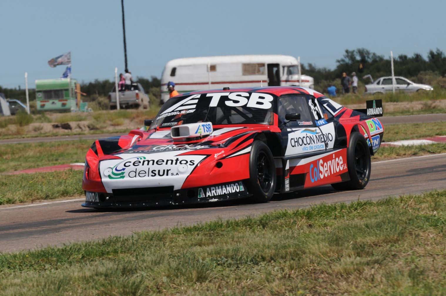 El auto de José Manuel Urceras.