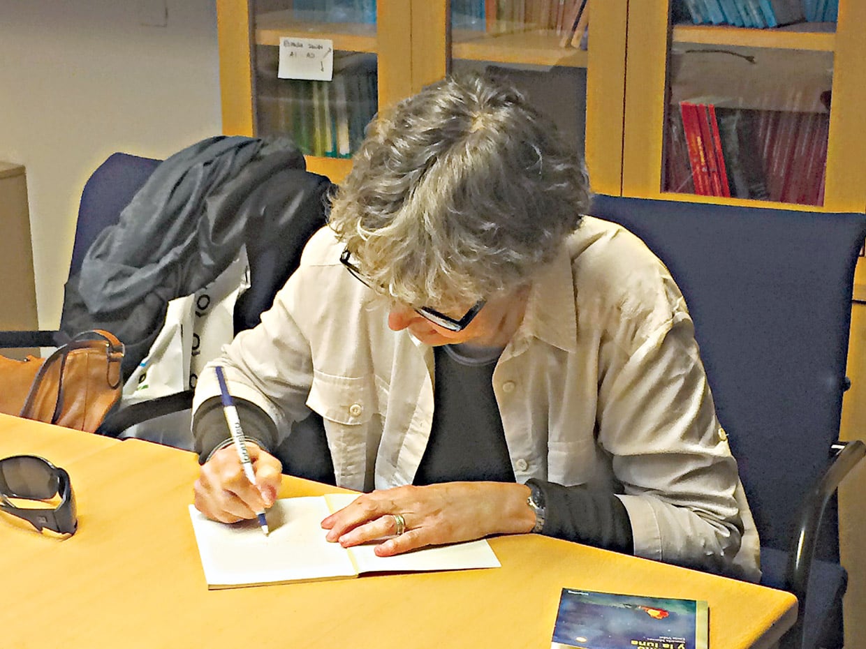 Montes es, además de escritora, traductora y profesora. También fue editora durante buena parte de su carrera.