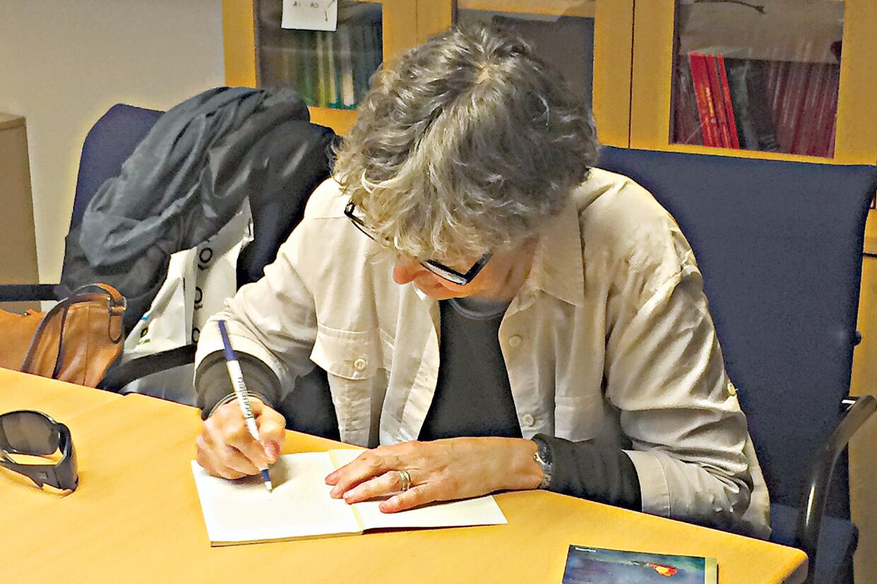 Montes es, además de escritora, traductora y profesora. También fue editora durante buena parte de su carrera.