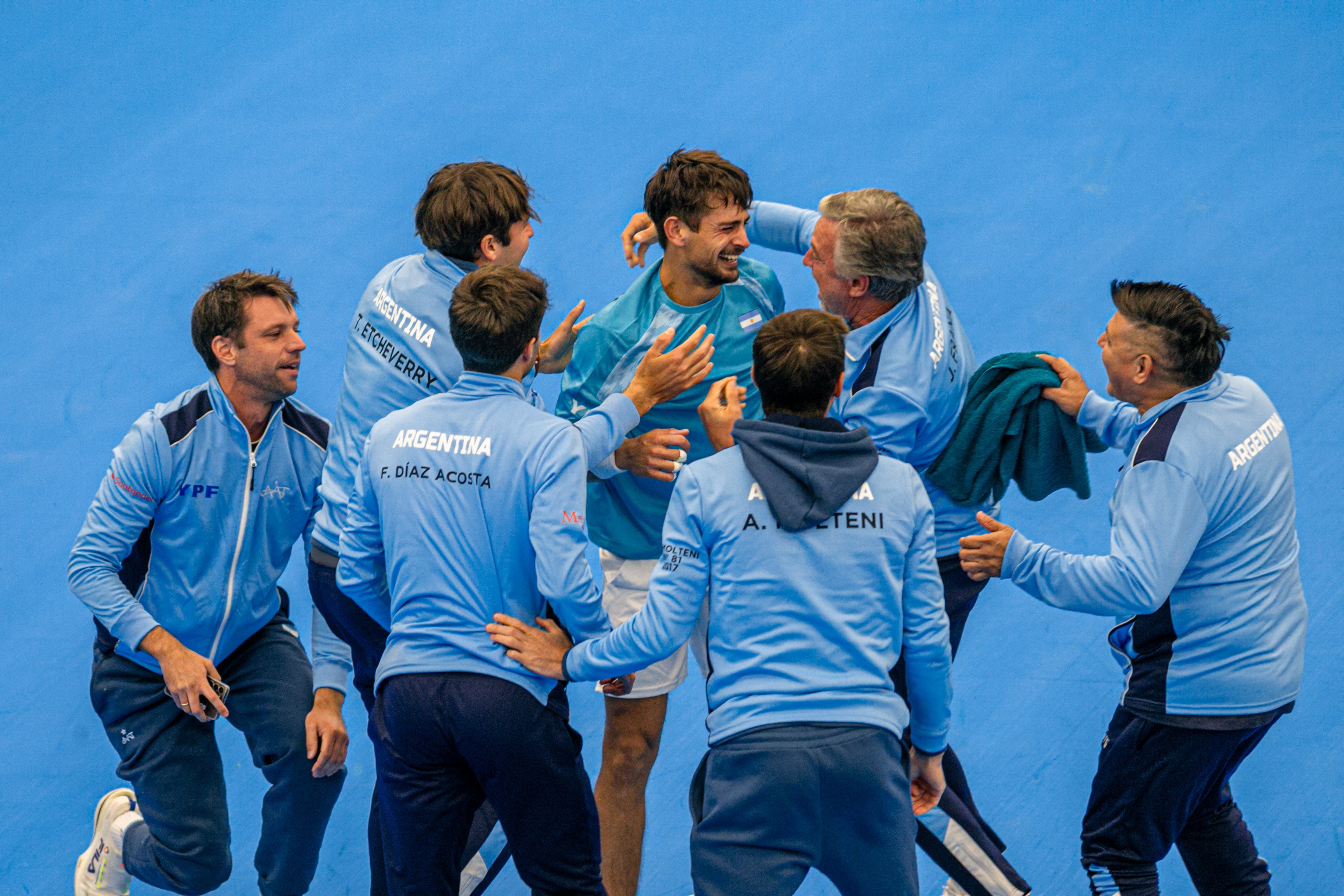 Mariano Navone, en medio de los festejos tras el triunfo argentino.
