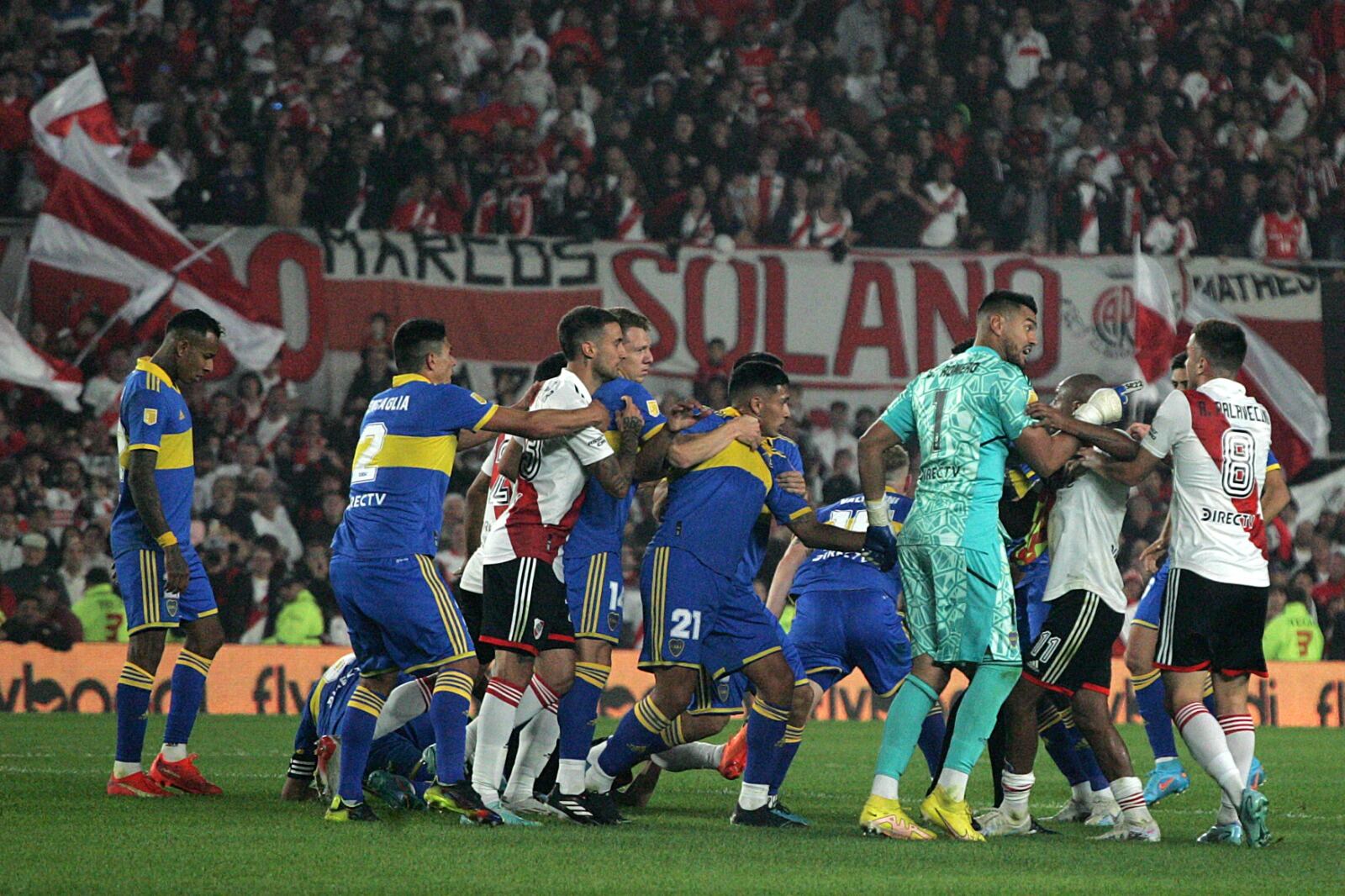 Romero señala a Palavcino durante la hecatombe sobre le cierre del Superclásico.