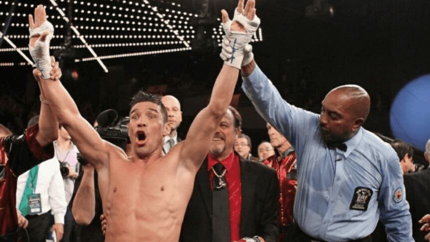 El juez Cotton, cuando decretó vencedor a Maravilla Martínez.