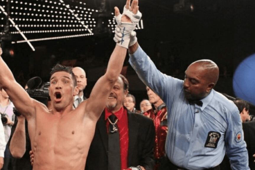 El juez Cotton, cuando decretó vencedor a Maravilla Martínez.