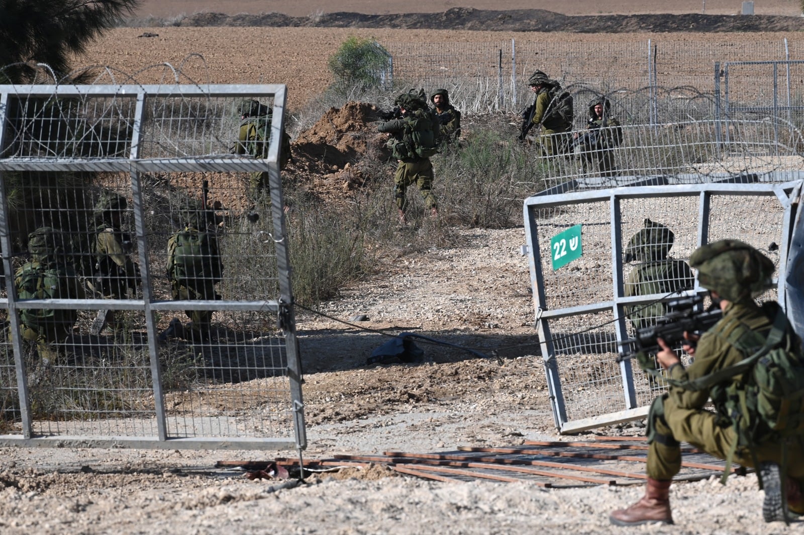Soldados israelíes listos para entrar a Gaza.