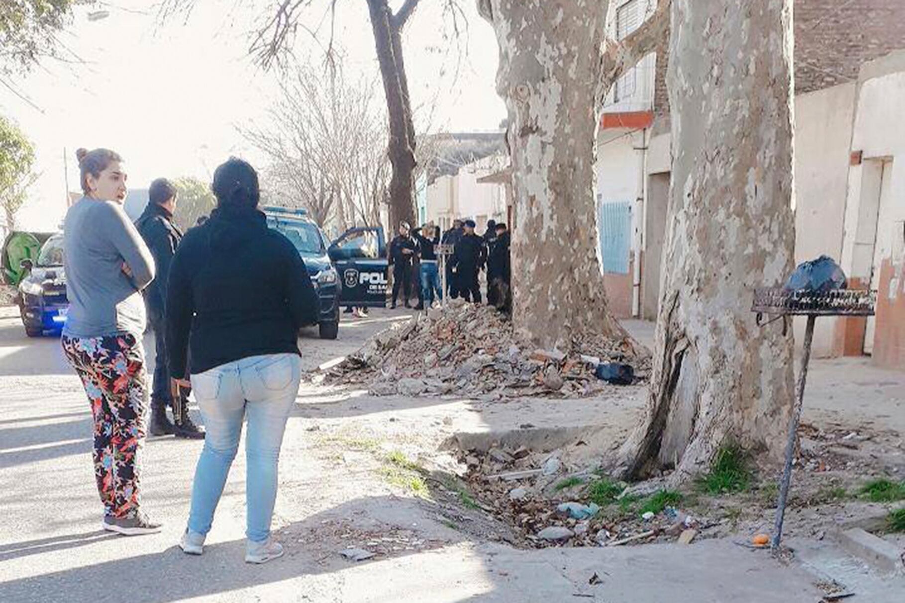 La policía dijo que Benítez quiso asaltar a la suboficial. Vecinos lo cuentan distinto.