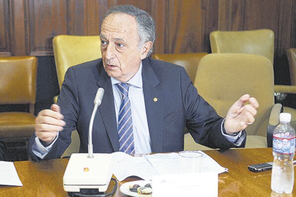 “Se hace todo lo posible para no despedir personal”, dijo Acevedo, aunque los despidos se cuentan por miles.