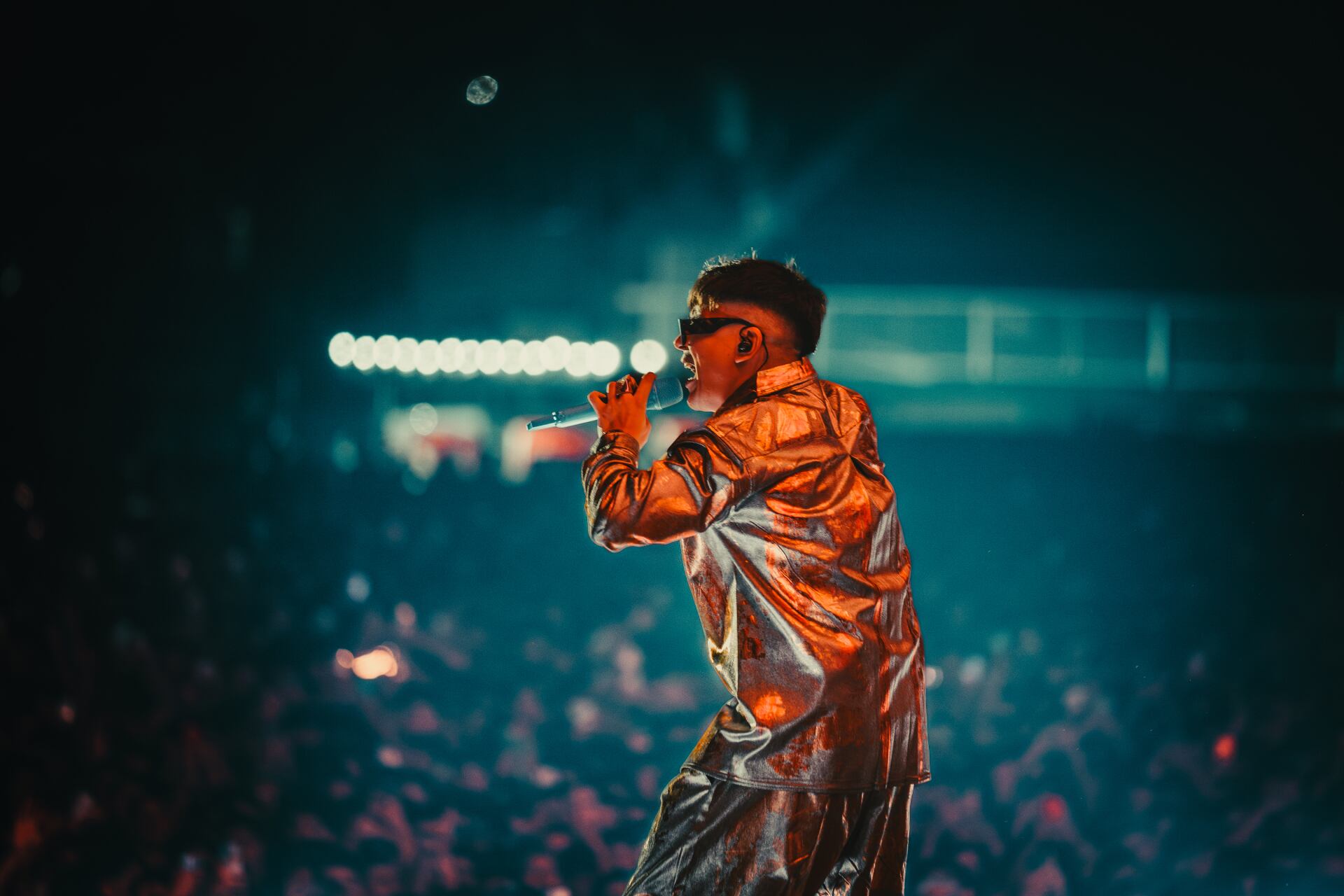 A diferencia de muchos de sus contemporáneos, YSY todavía suele prescindir de la banda en vivo. 