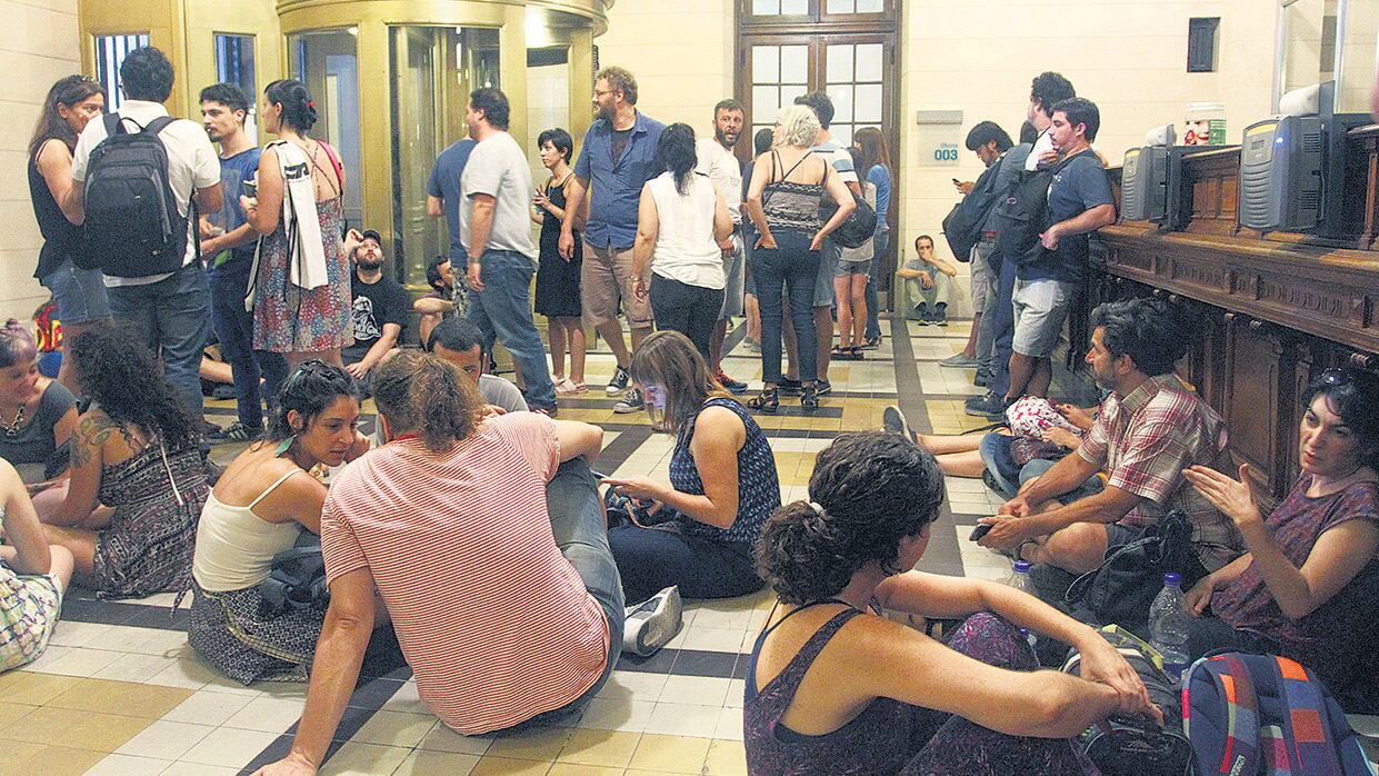 Los trabajadores de la TDA ocuparon ayer al mediodía el hall central del Centro Cultural Kirchner en rechazo a los despidos.
