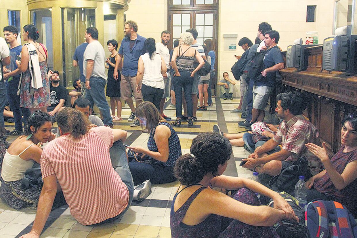 Los trabajadores de la TDA ocuparon ayer al mediodía el hall central del Centro Cultural Kirchner en rechazo a los despidos.