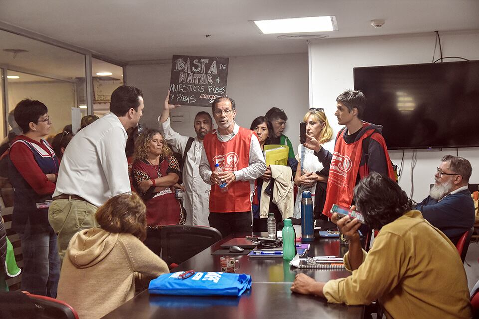 Casiello y referentes de Amsafe en diálogo con el delegado del ministerio, Osvaldo Biaggioni.