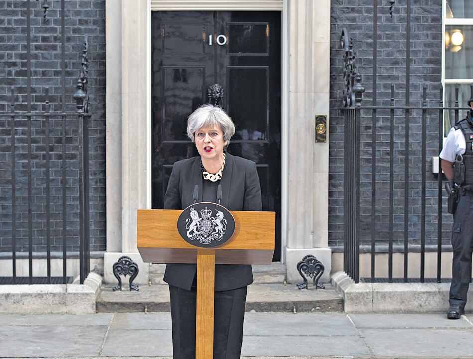 En las puertas de 10 Downing Street, Theresa May señaló la nueva estrategia contra el terrorismo.