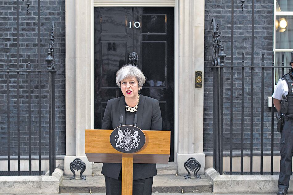 En las puertas de 10 Downing Street, Theresa May señaló la nueva estrategia contra el terrorismo.