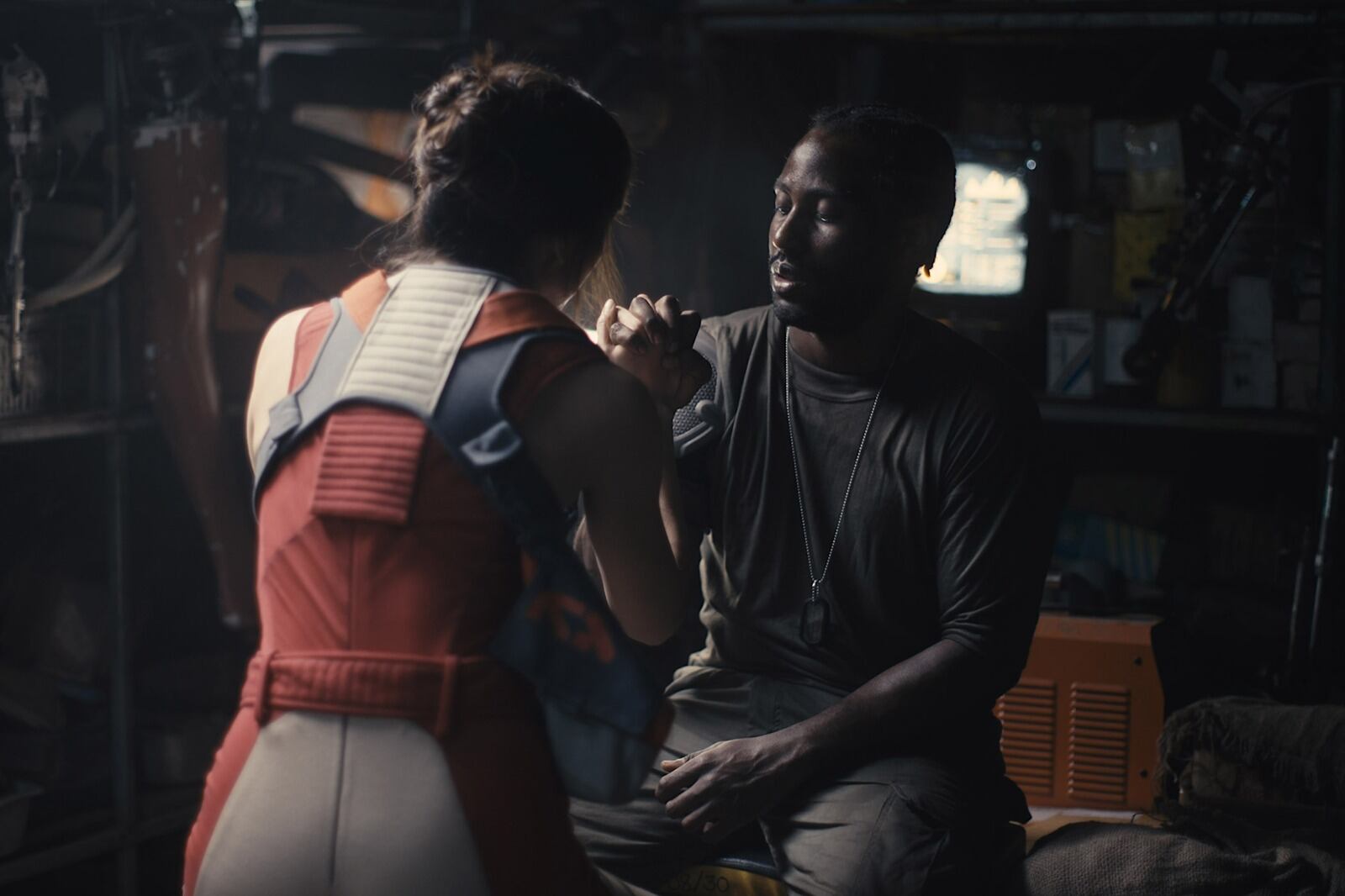 En la mitad del metraje, Resistencia se entrega al cine de acción.