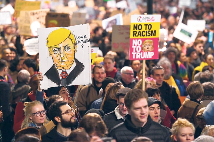 Manifestaciones frente a la entrada de la residencia de la primera ministra Theresa May. 